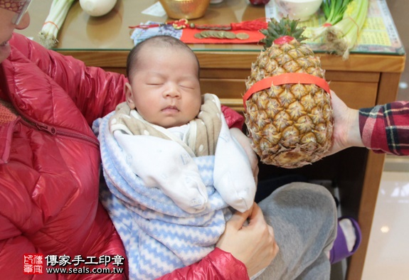 剃胎毛、滿月剃頭、嬰兒剃頭、嬰兒理髮、嬰兒剃髮、嬰兒剃胎毛、嬰兒滿月剃頭、寶寶剃頭、剃胎毛儀式、剃胎毛吉祥話、滿月剃頭儀式、滿月剃頭吉祥話、寶寶剃胎毛、寶寶滿月剃頭理髮、 台北萬華區剃胎毛、台北萬華區滿月剃頭、 台北萬華區嬰兒剃頭剃胎毛、台北萬華區嬰兒理髮、台北萬華區嬰兒剃髮、林寶寶(台北萬華區到府嬰兒寶寶滿月剃頭理髮、免費到府嬰兒剃胎毛儀式吉祥話)。到府剃頭剃胎毛主持、專業拍照、DVD光碟、證書。★購買「臍帶章、肚臍章、胎毛筆刷印章」贈送：剃頭、收涎、抓周，三選一。2016.01.30 照片14